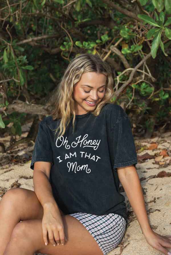 OH HONEY I AM THAT MOM Mineral Washed Graphic Top